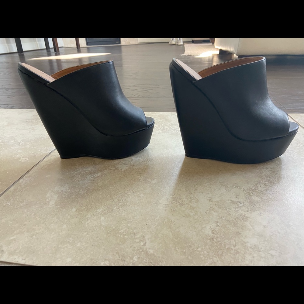 Black wedges